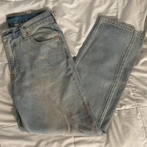 men’s light wash blue Levi’s 550 jeans. has paint splatters design